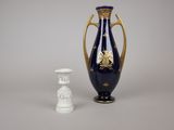deux vases posés l'un à côté de l'autre sur une table