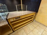 un comptoir avec une vitrine au milieu de la pièce