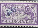 un timbre violet et blanc représentant un homme à cheval