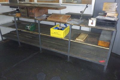 une étagère métallique sur laquelle sont posés de nombreux objets, dans une pièce