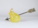 un gros plan d'une poire jaune d'où sort une flèche