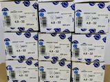 une pile de six boîtes de savon posée sur une table