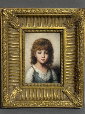 portrait d'une jeune fille en robe bleue, dans un cadre doré