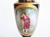 un vase bleu sur lequel est représenté un homme
