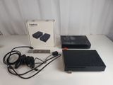 un boîtier avec une télécommande posée sur une table