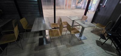 une table et des chaises dans une pièce avec une grande fenêtre