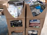 de nombreuses caisses de matériel électronique empilées les unes sur les autres