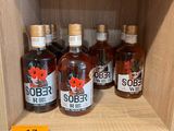 des bouteilles d'alcool sont posées sur une étagère dans un magasin d'alcool