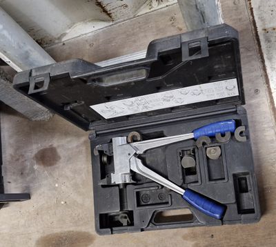 un outil dans une boîte à outils posée par terre