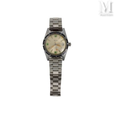 une image représentant une montre sur fond blanc, avec un fond blanc