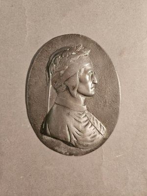 une pièce d'argent sur laquelle figure le profil d'une femme