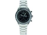 un gros plan d'une montre sur un fond blanc avec un fond blanc