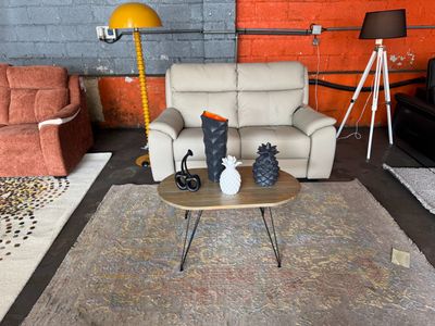 un salon avec deux canapés, une table basse et une lampe