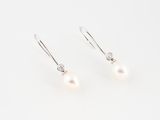 une paire de boucles d'oreilles en perles et diamants