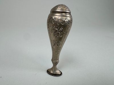 Sceau à cacheter en argent repoussé à décor de torches, arcs… - Photo 1