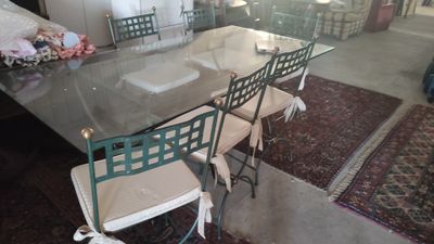 Ensemble de six chaises et une grande table en fer forgée en…