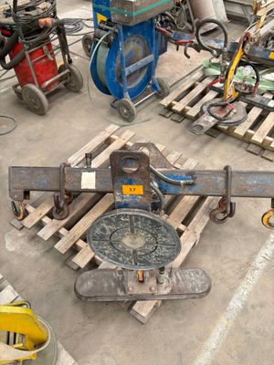 de nombreux types d'outils sur des palettes dans un entrepôt