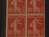 quatre timbres représentant une femme en robe