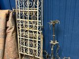 une photo représentant un ensemble d'objets anciens en fer et en bois