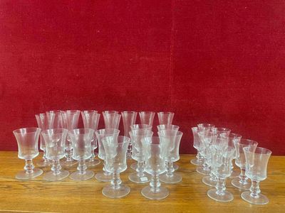 un grand nombre de verres à vin vides posés sur une table