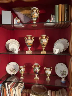 une vitrine en verre dans laquelle sont exposés de nombreux types de vases différents