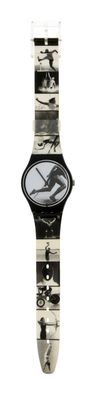 une photo en noir et blanc d'une montre sur laquelle figure un oiseau