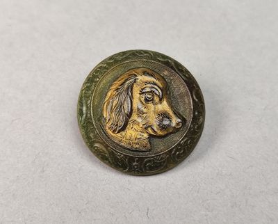 un gros plan sur un bouton orné d'un chien