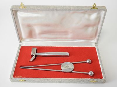 un étui en argent contenant une cuillère en argent, une cuillère et un repose-cuillère