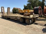 un camion à plateau équipé d'une grande grue à l'arrière