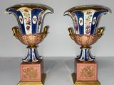 deux vases superposés