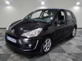 la petite voiture noire est garée sur un sol en damier