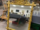 un grand miroir posé sur le sol d'une pièce
