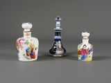 trois petits vases sont posés les uns à côté des autres sur une surface grise