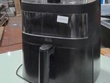 une machine noire posée sur une table en verre