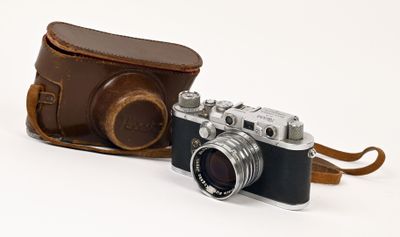 un étui en cuir marron auquel est attaché un appareil photo