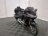 une moto noire garée sur un sol à damier