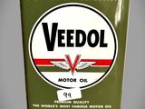 un vieux bidon d'huile moteur Veedol sur fond gris