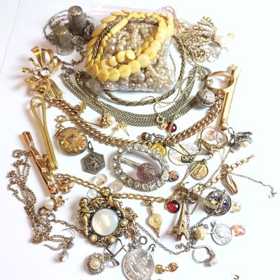 un tas de bijoux posé sur une surface blanche