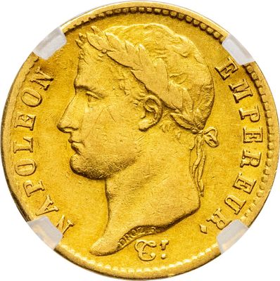 Gros plan sur une pièce d'or ornée d'une tête de femme