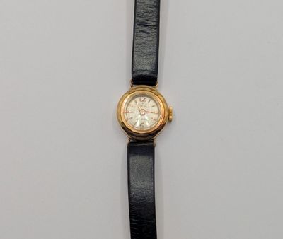 une photo d'une montre-bracelet posée sur une surface blanche, avec un bracelet noir
