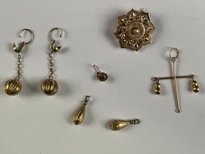 Petit ensemble de bijoux en or 750 millièmes : broche, pende…