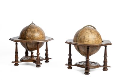 Paire de globes en bois peint, l'un terrestre, l'autre céles… - Photo 1