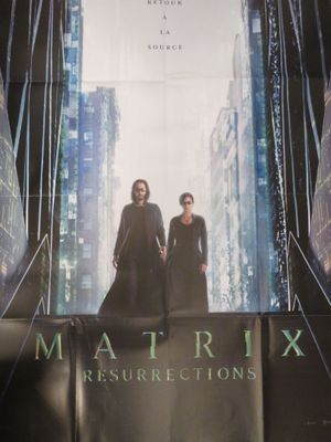 L'affiche du film « Matrix Resurrections » est accrochée au mur.