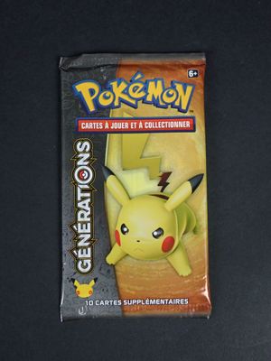 Le jeu de cartes Pokémon comporte une figurine jaune de Pikachu sur le dessus.