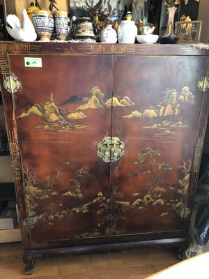 une armoire sur laquelle sont posés de nombreux objets