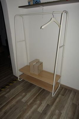 une photo d'un placard avec une étagère et un porte-manteau