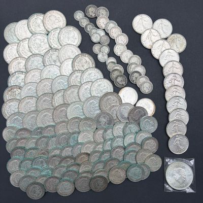 de nombreuses pièces d'argent sur une surface noire