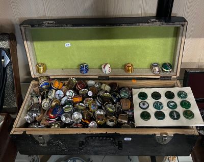 un coffre rempli de capsules de bière et d'autres objets