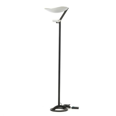 un lampadaire noir et blanc muni d'un abat-jour blanc