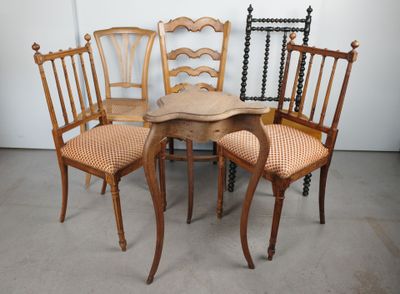 quatre chaises et une table dans une pièce aux murs blancs